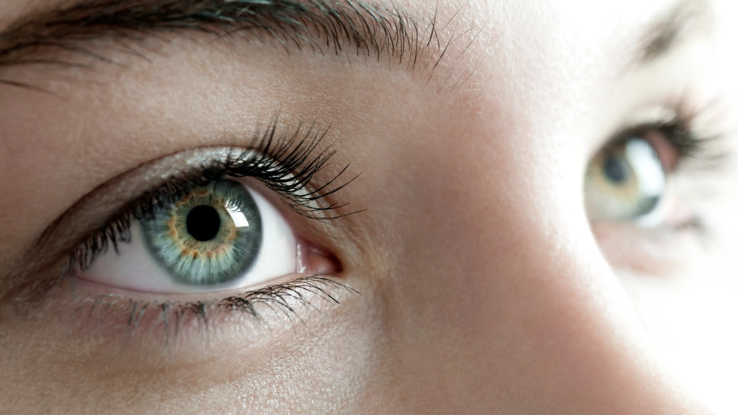 Nahaufnahme offener Augen, die nach oben blicken
