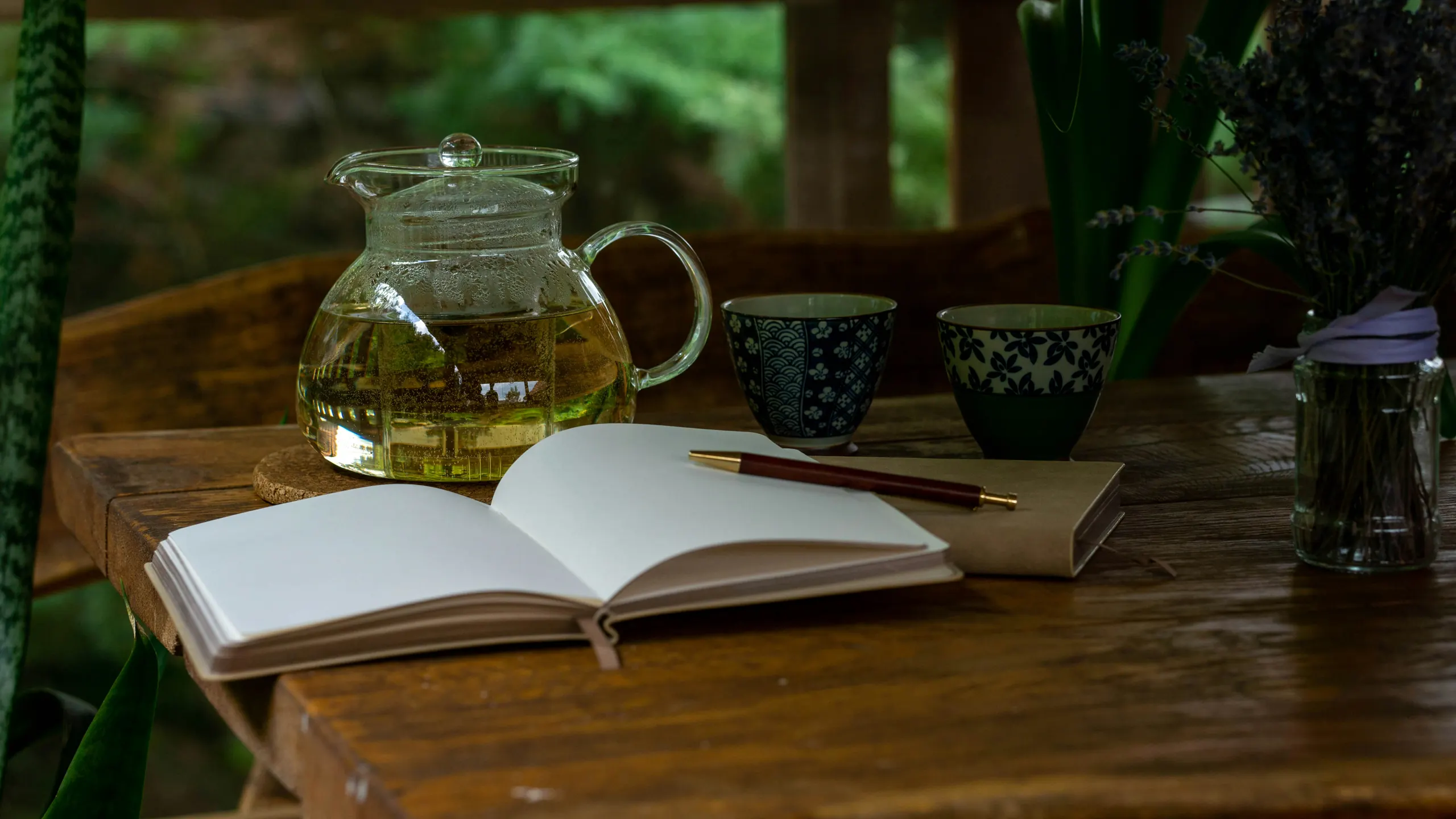 Kräutertee und Notizbuch für eine ganzheitliche Gesundheitsberatung
