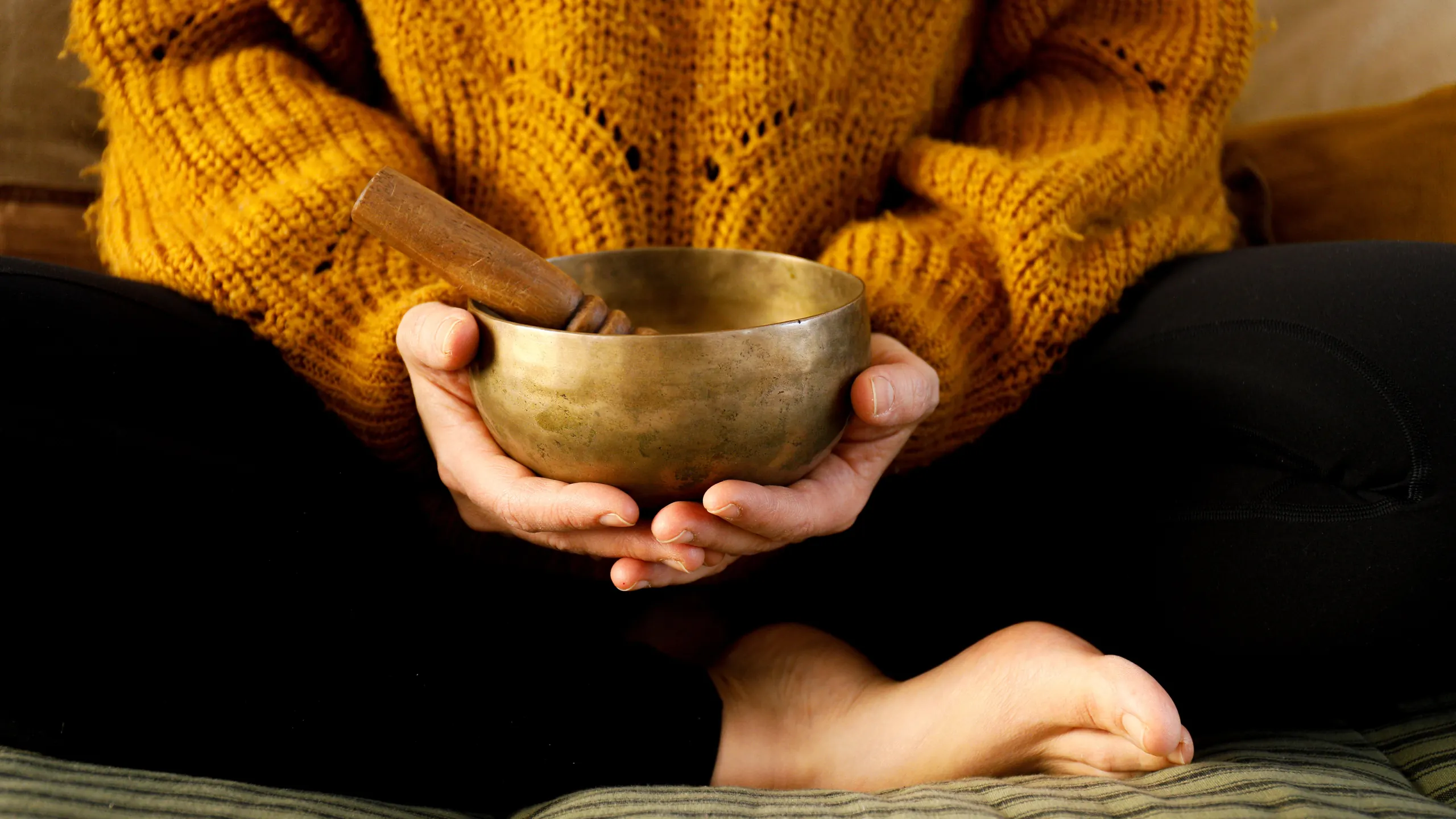 Meditation mit Klangschale in ruhiger Atmosphäre