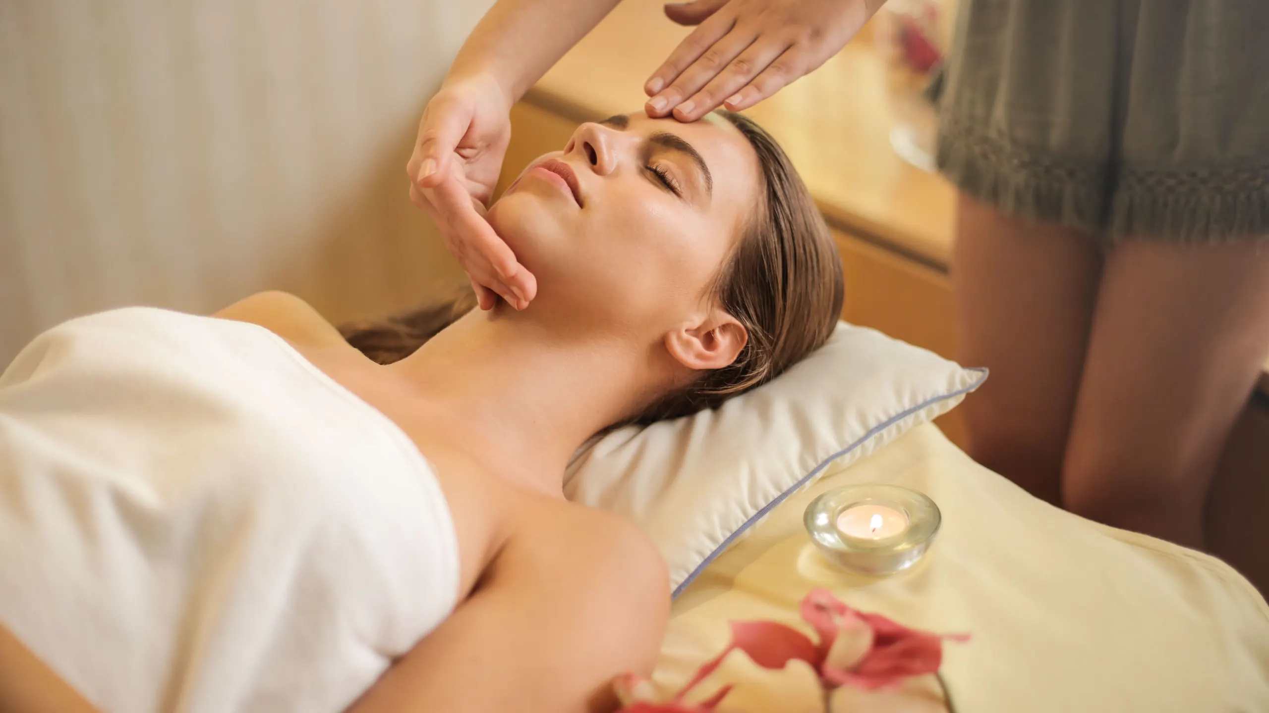 Entspannende Kopfmassage bei Kerzenlicht