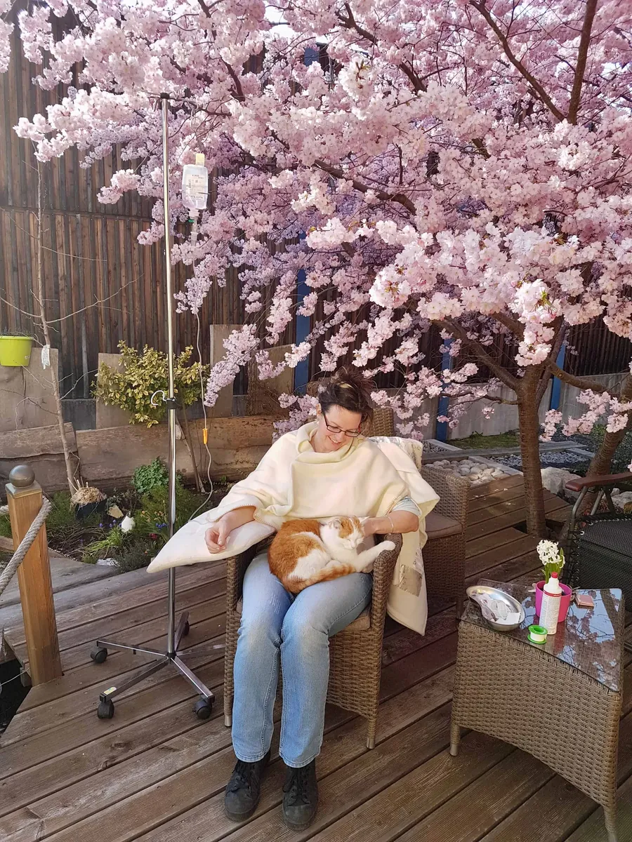Stefanie Weber während einer Infusionstherapie im Kneippgarten